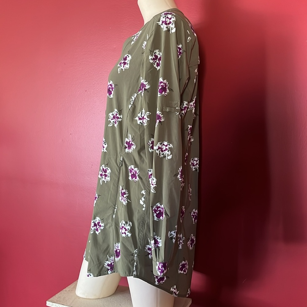 BNWOT Duluth trading company, green floral top - Picture 5 of 16